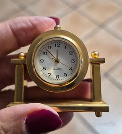 Orologio da tavolo  al quarzo in metallo oro