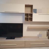 Parete attrezzata,tavolo con sedie