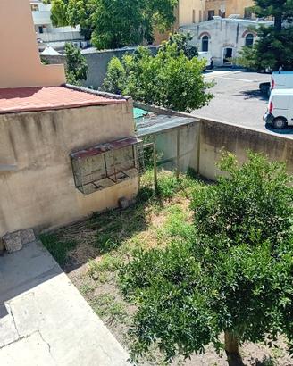 Appartamento semi indipendente con cortile