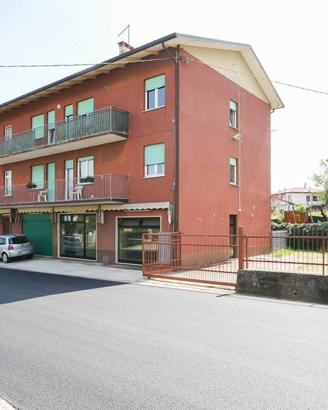 Palazzo / Stabile di 590 m² con più di 5 locali a 