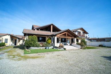 Villa di 380 m² con più di 5 locali e box auto dop