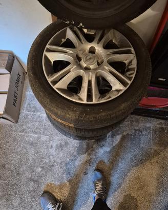 4 cerchi Opel corsa con ruote invernali 