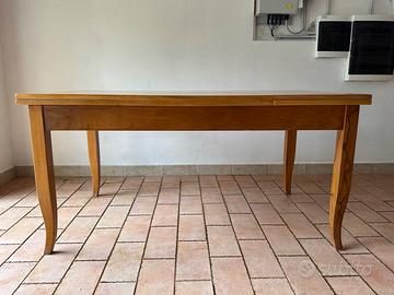 Tavolo in legno massello estendibile