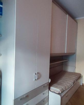 Armadio a ponte con letto e libreria