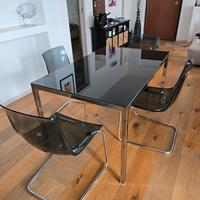 tavolo moderno completo di sedie