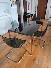 tavolo moderno completo di sedie