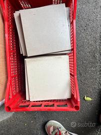 34 mattonelle 20 x 20 bianche e grigie 