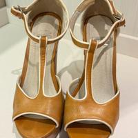 Sandalo in pelle color cammello