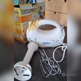 frullatore a mano con miscelatore