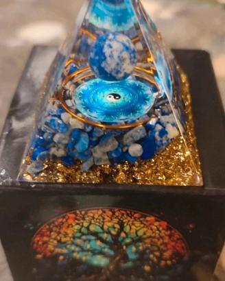 Piramide orgonite simbolo yin Yang sacro lapislazz