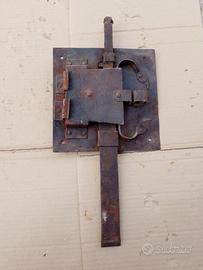 antica serratura in ferro battuto 