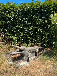 statua coccodrillo in cemento