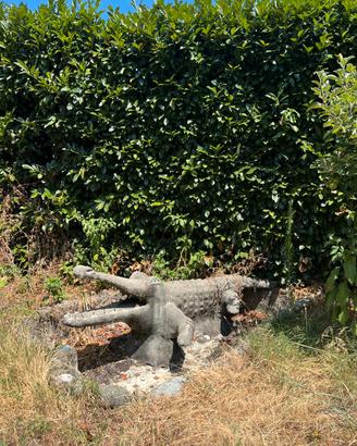 statua coccodrillo in cemento