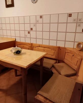 Panca ad angolo e tavolo allungabile in legno di p