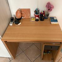 Scrivania colore noce