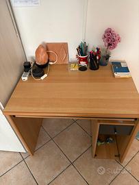 Scrivania colore noce