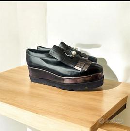 Mocassino in pelle nera lucida , con plateau