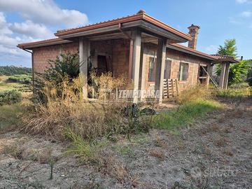 Villa unifamiliare con 4 ettari di terreno e Ulive