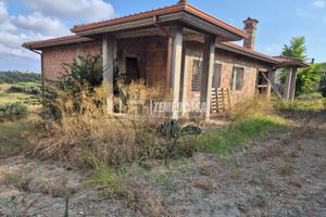 Villa unifamiliare con 4 ettari di terreno e Ulive