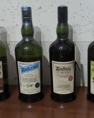 16 bottiglie di Whisky Ardbeg – Collezione
