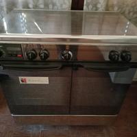 Cucina a gas con forno elettrico