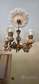 Lampadario vintage in ottone e porcellana