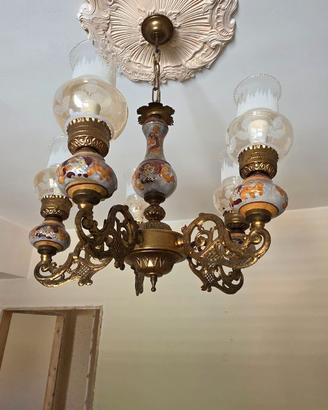 Lampadario vintage in ottone e porcellana