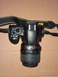 fotocamera reflex Nikon d3100 con 18-55mm obiettiv