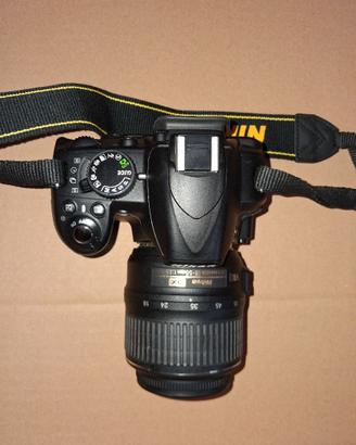 fotocamera reflex Nikon d3100 con 18-55mm obiettiv