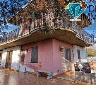 Villetta singola con ampi spazi esterni e garage