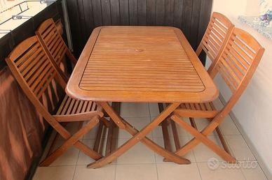 Grande tavolo con 4 sedie  di acacia per giardino