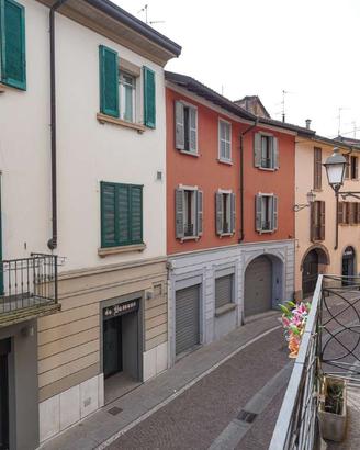 PORZIONE DI CASA SU DUE LIVELLI CON BOX SINGOLO A
