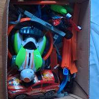 Lotto macchinine + pezzi pista Hot Wheels