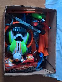 Lotto macchinine + pezzi pista Hot Wheels
