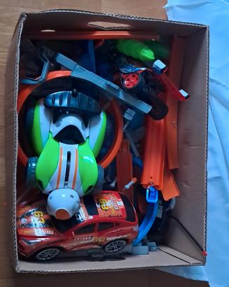 Lotto macchinine + pezzi pista Hot Wheels