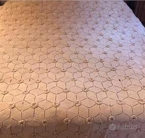 Coperta in cotone egru lavorata ad uncinetto