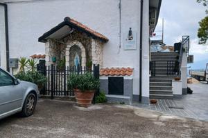 Locali con camere, bagni e cucina