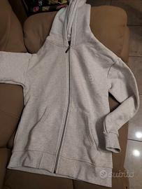 Felpa con cappuccio e zainetto incorporato 