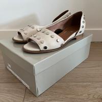 Sandalo semi aperto con borchie