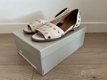 Sandalo semi aperto con borchie