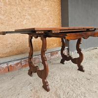 Tavolino e sedia in legno d'epoca.