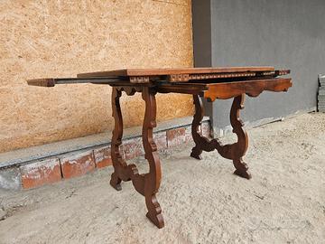 Tavolino e sedia in legno d'epoca.