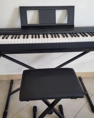 Pianoforte digitale Yamaha P-45 con accessori