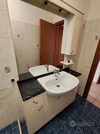 Mobile Bagno con Top Marmo Nero e Specchiere con