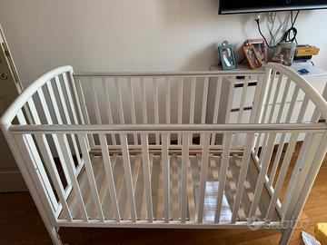 Lettino con le sbarre bianco in legno