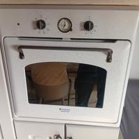 forno,piano cottura, lavastoviglie, cappa,lavello 