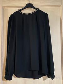 Camicia nera con dettagli nel collo