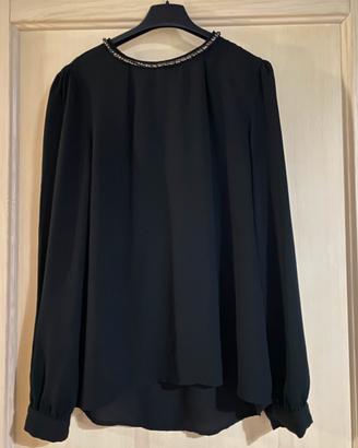 Camicia nera con dettagli nel collo