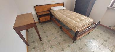 LETTO E SCRIVANIA ANNI 50' DI UNA CAMERA COMPLETA