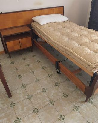 LETTO E SCRIVANIA ANNI 50' DI UNA CAMERA COMPLETA